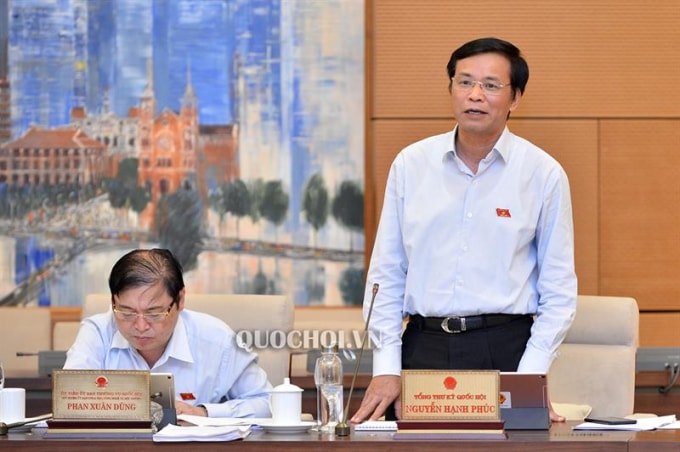 Tổng Thư ký, Chủ nhiệm Văn phòng Quốc hội Nguyễn Hạnh Phúc báo cáo tại phiên họp. Ảnh: quochoi.vn