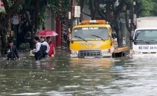 Mưa lớn đã làm hầu hết các tuyến đường trên địa bàn TP Vinh bị ngập sâu trong nước