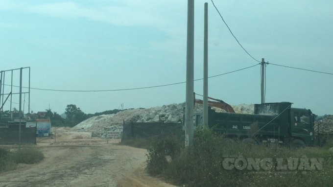 Tại khu vực các mỏ đất không hề được cắm biển báo công khai dự án, không có cầu rửa xe ra vào công trường.