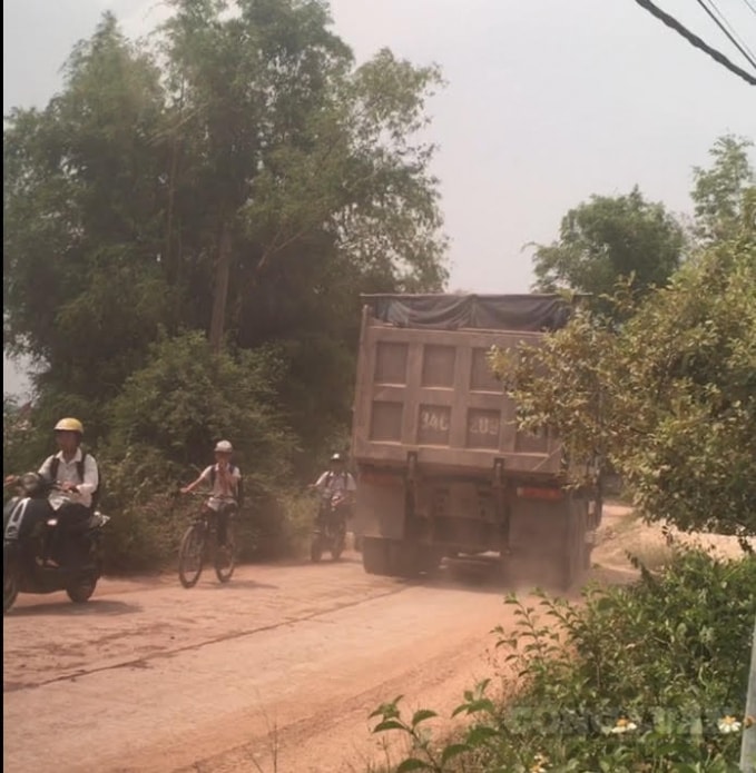 Hoạt động của những phương tiện chở đất trở thành nỗi ám ảnh của học sinh khi lưu thông trên đường đến trường hoặc về nhà.