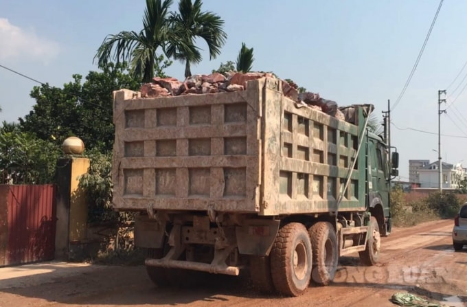 Hoạt động của những phương tiện quá khổ, quá tải, không che chắn khi chở đất đã dẫn đến nhiều hệ lụy cho người dân Thành phố Chí Linh, tỉnh Hải Dương.