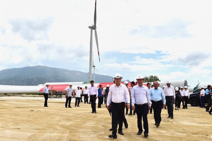 Phó Thủ tướng Trịnh Đình Dũng cùng đoàn công tác Chính phủ đã đi thị sát một số dự án năng lượng tái tạo điện gió và điện mặt trời tại tỉnh Ninh Thuận. Ảnh: VGP