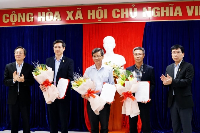 Phó Tổng giám đốc PVN, Chủ tịch HĐQT BSR Lê Xuân Huyên trao Quyết định về chuẩn y bổ sung Ủy viên Ban Thường vụ Đảng ủy Công ty BSR nhiệm kỳ 2015-2020