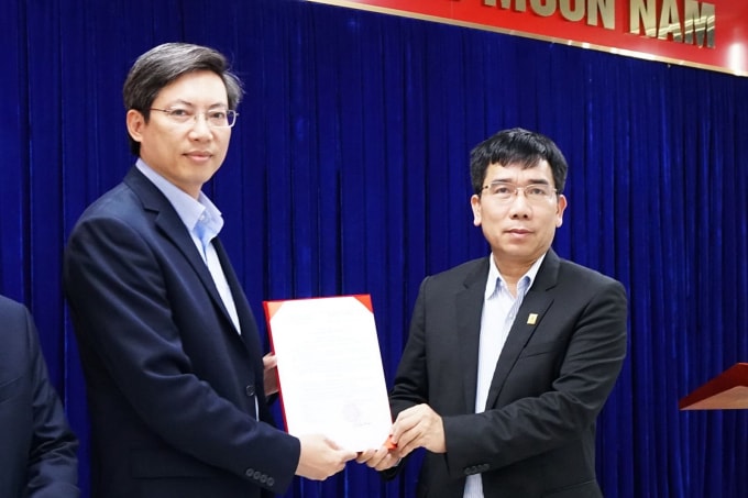Phó Tổng giám đốc PVN, Chủ tịch HĐQT BSR Lê Xuân Huyên trao Quyết định bổ nhiệm ông Mai Tuấn Đạt giữ chức Giám đốc Nhà máy.