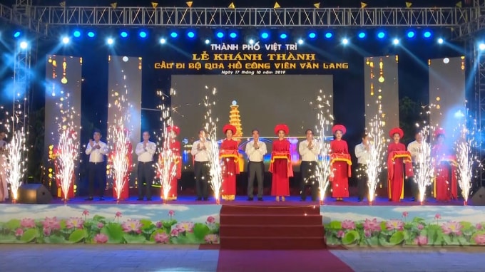 Các đại biểu tham dự chương trình cắt băng khánh thành cầu đi bộ qua hồ công viên Văn Lang.