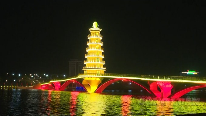 Điểm nhấn của cầu là tháp 7 tầng, được xây dựng ở trụ giữa hồ, đỉnh tháp trang trí quả cầu kính chiếu sáng.