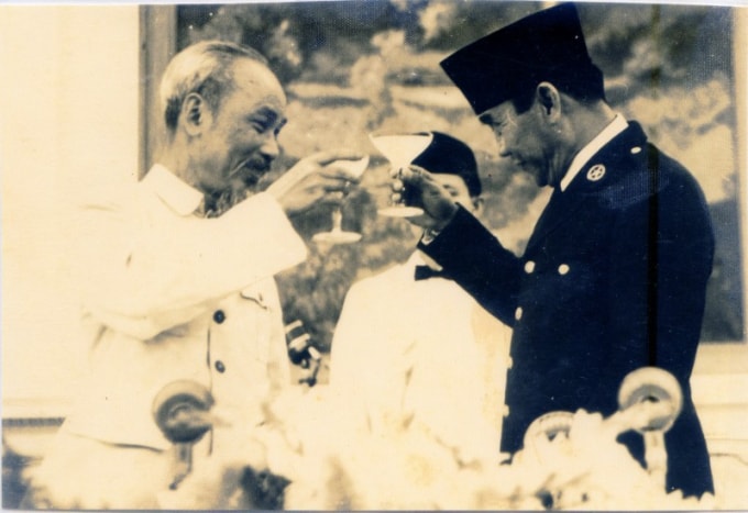 Chủ tịch Hồ Chí Minh và Tổng thống Sukarno. (Ảnh tư liệu)