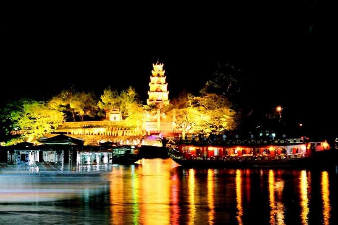 Chùa Thiên Mụ nằm cạnh sông Hương với vẻ đẹp nên thơ