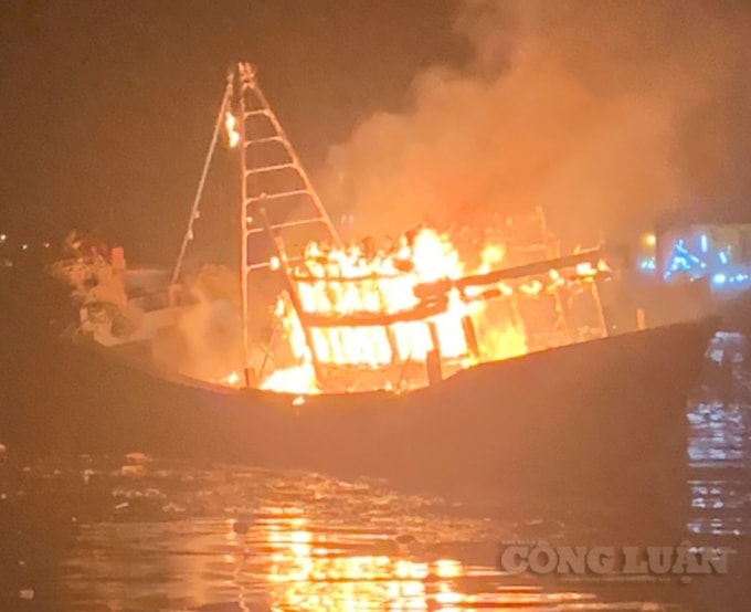 Hiện trường vụ cháy tàu cá.