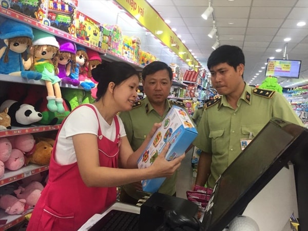 Lực lượng Quản lý thị trường kiểm tra tại siêu thị Con Cưng, tháng 7/2018. Ảnh minh họa