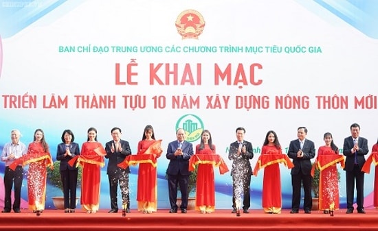 Thủ tướng Nguyễn Xuân Phúc cắt băng khai mạc Triển lãm thành tựu 10 năm xây dựng nông thôn mới. Ảnh: VGP