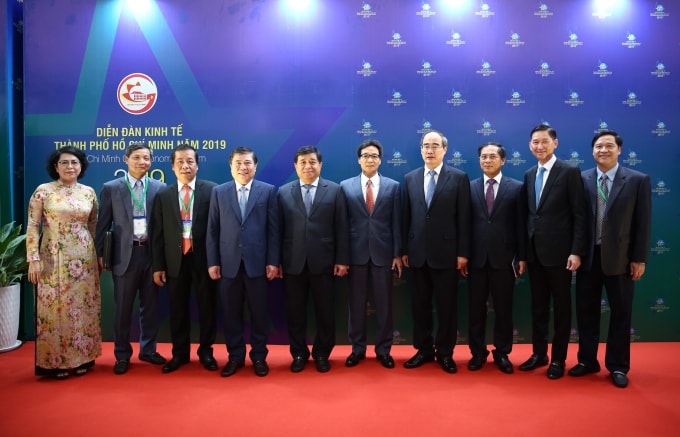 Phó Thủ tướng Vũ Đức Đam cùng các đại biểu tham dự Diễn đàn. Ảnh: VGP