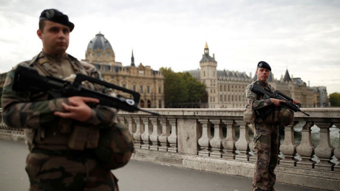 An ninh được thắt chặt ở thủ đô Paris. Ảnh: RT