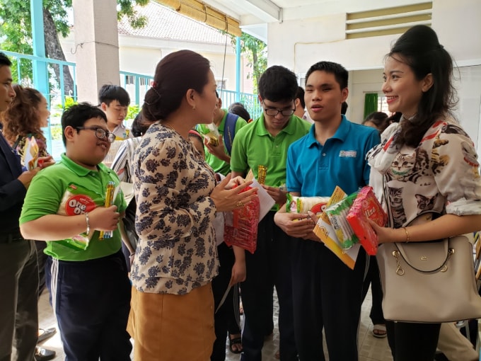 Đoàn thiện nguyện chia sẻ với các em học sinh trường Nguyễn Đình Chiểu.