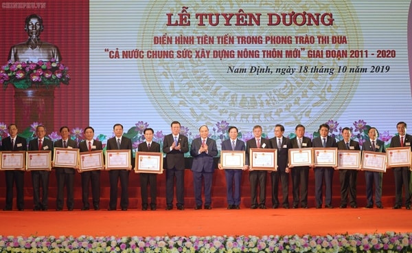 Thủ tướng trao Huân chương Độc lập và Huân chương Lao động cho các tỉnh, thành phố trực thuộc Trưng ương, các bộ, ban, ngành có thành tích xuất sắc trong Phong trào thi đua. Ảnh: VGP