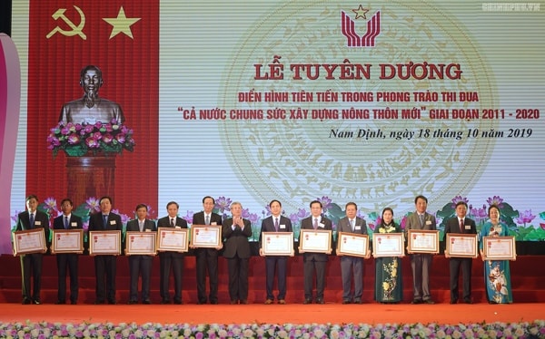 Thường trực Ban Bí thư Trần Quốc Vượng trao Huân chương Lao động cho các cá nhân và tập thể. Ảnh: VGP