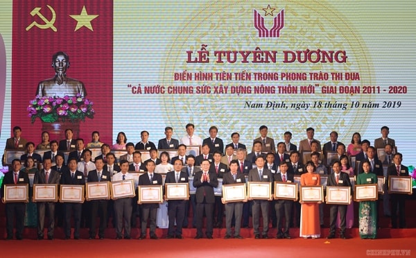 Phó Thủ tướng Vương Đình Huệ trao Bằng khen của Thủ tướng cho các cá nhân và tập thể. Ảnh: VGP