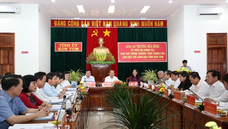 Phó Thủ tướng Thường trực Trương Hoà Bình cùng đoàn công tác làm việc với tỉnh Kon Tum. Ảnh: VGP