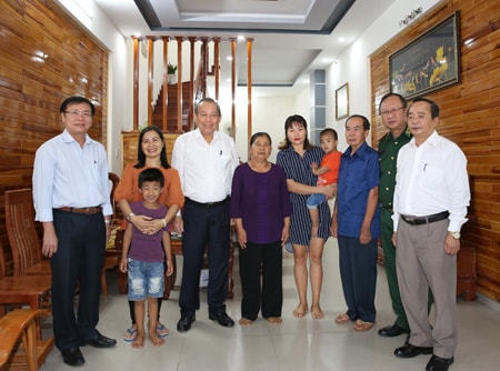 Phó Thủ tướng Thường trực thăm gia đình bà Y Ngợp tại TP. Kon Tum (gia đình chính sách tham gia kháng chiến bị nhiễm chất độc da cam). Ảnh: VGP