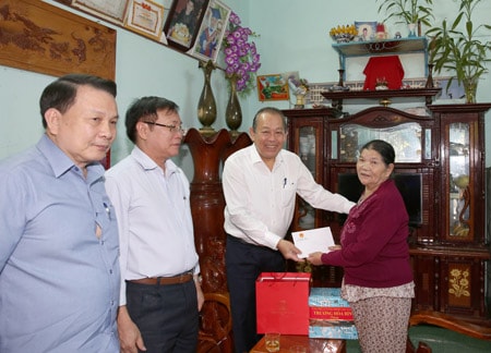 Phó Thủ tướng Thường trực thăm gia đình bà Y Leo là gia đình chính sách tại TP. Kon Tum. Ảnh: VGP