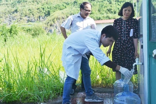 Cơ quan chức năng tiến hành lấy mẫu nước để xét nghiệm. Ảnh TL.