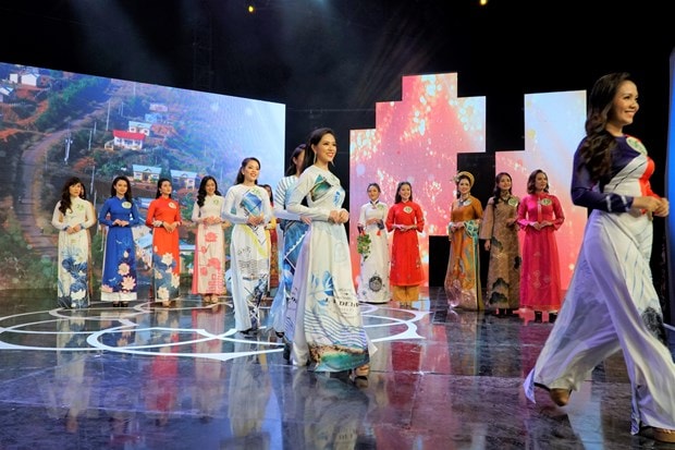 Các thí sinh trình diễn áo dài tại đêm chung kết. Ảnh: vietnamplus