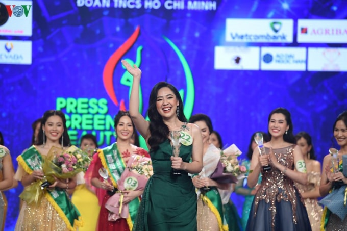 Niềm hạnh phúc của thí sinh Phạm Ngọc Hà My (VTV) khi được xướng tên với danh hiệu Hoa khôi Press Green Beauty 2019. Ảnh: VOV