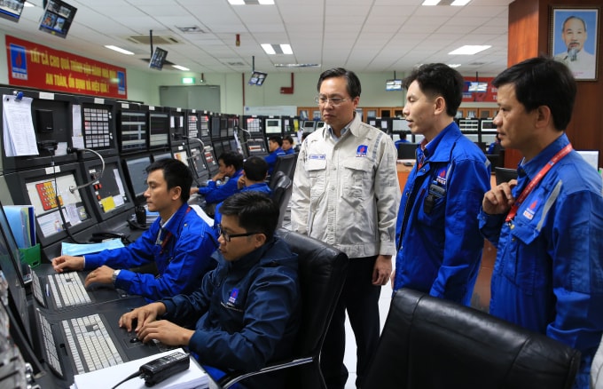 Tổng Giám đốc Bùi Minh Tiến kiểm tra công tác vận hành tại phòng điều khiển trung tâm.