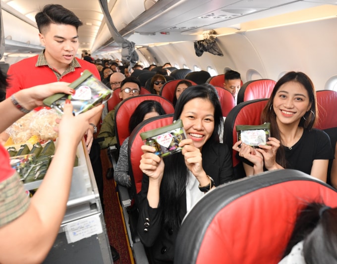 Những tiết mục biểu diễn nghệ thuật đặc sắc trên tàu bay và nhiều phần quà được Vietjet dành tặng cho tất cả khách hàng trong dịp kỷ niệm vô cùng ý nghĩa này.