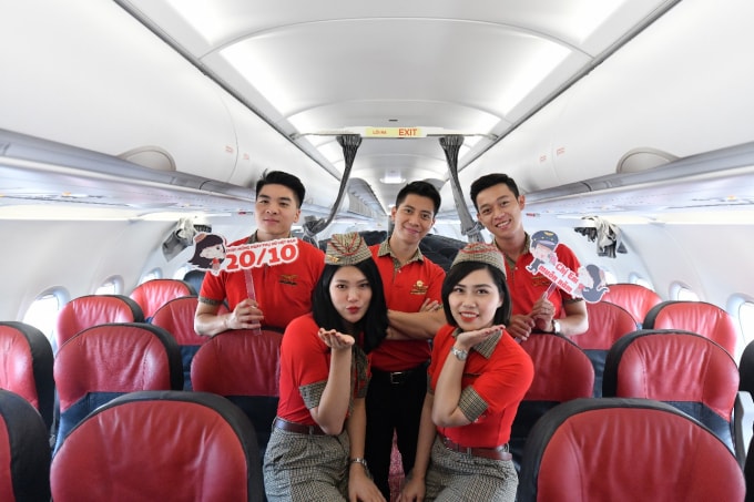 Tiếp viên trẻ trung, xinh đẹp của Vietjet chào đón hành khách một cách đặc biệt trên các chuyến bay nhân Ngày Phụ nữ Việt Nam 20/10.