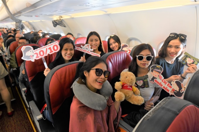 Những “bóng hồng” cầm trên tay những món quà yêu thương của Vietjet.