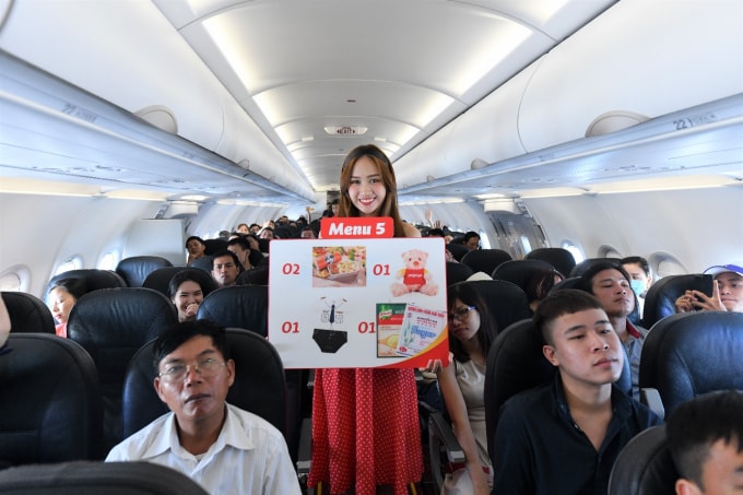 Những quà tặng giá trị và ý nghĩa liên tục được cô gái xinh đẹp mang tới, tạo sự phấn khích cho các hành khách.
