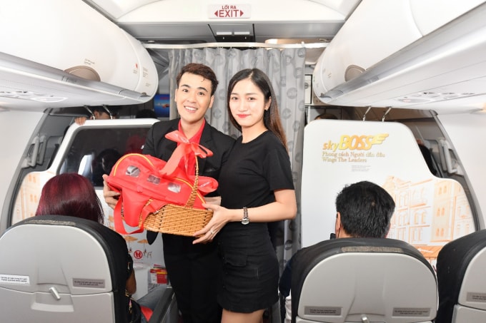 Khách hàng hào hứng tham gia đoán giá của những bộ sản phẩm giá trị trong “Siêu thị vui vẻ” và mang về cho mình hàng ngàn phần quà ý nghĩa.