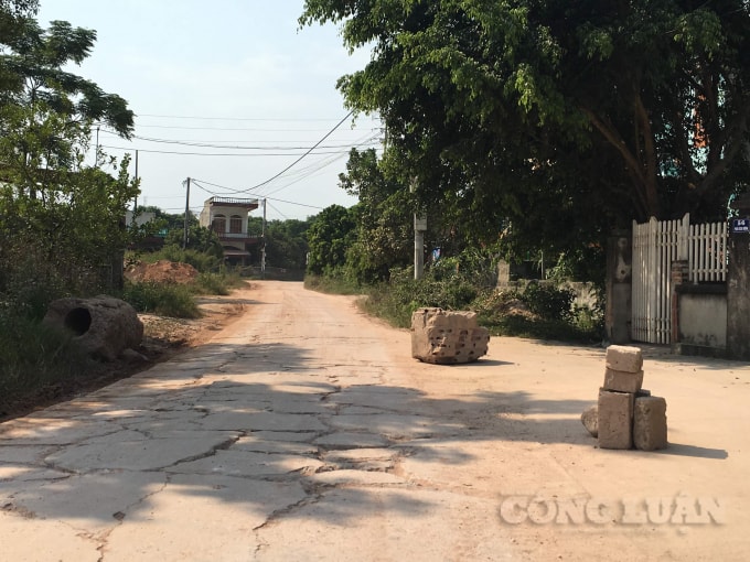 Sự vào cuộc quyết liệt của cơ quan chức năng sẽ giúp không còn tình trạng người dân mang những cục bê tông, cây gỗ, chậu hoa ra chặn đường xe quá tải.