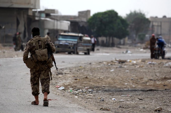 Phiến quân do Thổ Nhĩ Kỳ hậu thuẫn tại thành phố Ras-al-Ain, Syria. Ảnh: Reuters