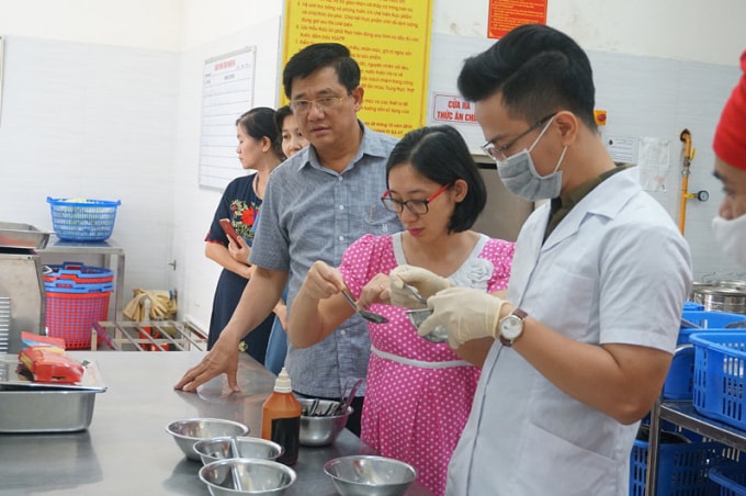 Công tác kiểm tra an toàn thực phẩm tại trường học. Ảnh: Hanoimoi