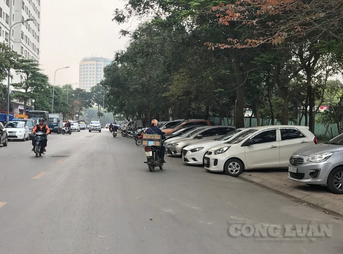 Hàng loạt điểm trông giữ phương tiện không phép mọc lên lấn chiếm vỉa hè, lòng đường gây mất an toàn giao thông, mỹ quan đô thị và kéo theo một loạt những hệ lụy xấu