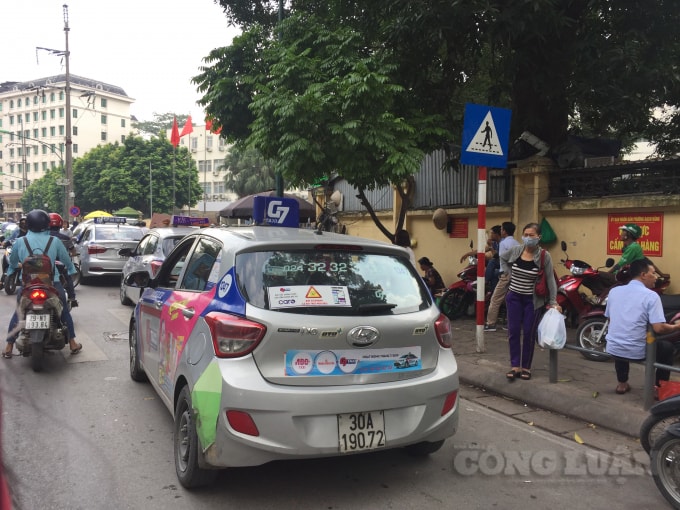 Nhiều khu vực vỉa hè trước cổng bệnh viện trở thành nơi để xe, buôn bán hàng quán hết sức lộn xộn, mất trật tự