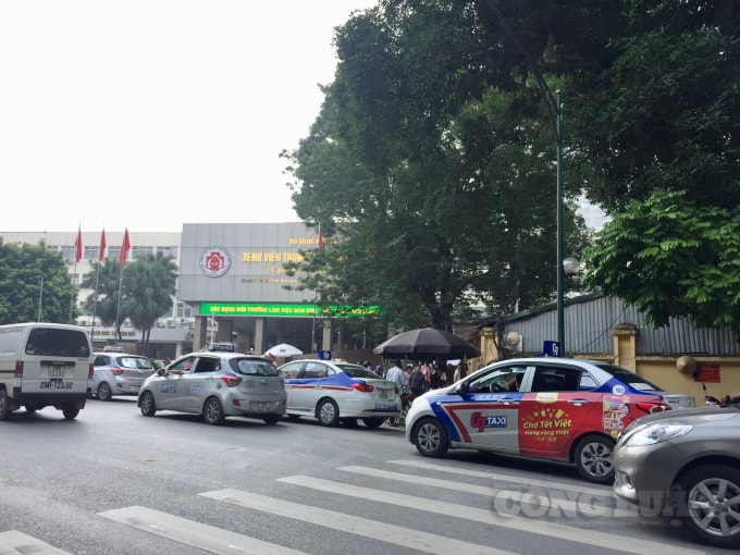 Tình trạng lộn xộn, mất an toàn giao thông trước cổng bệnh viện đã và đang gây bức xúc dư luận