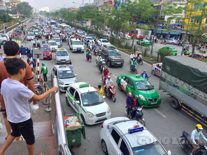 Tình trạng ùn tắc giao thông thường xuyên xảy ra trước cổng bệnh viện Bạch Mai