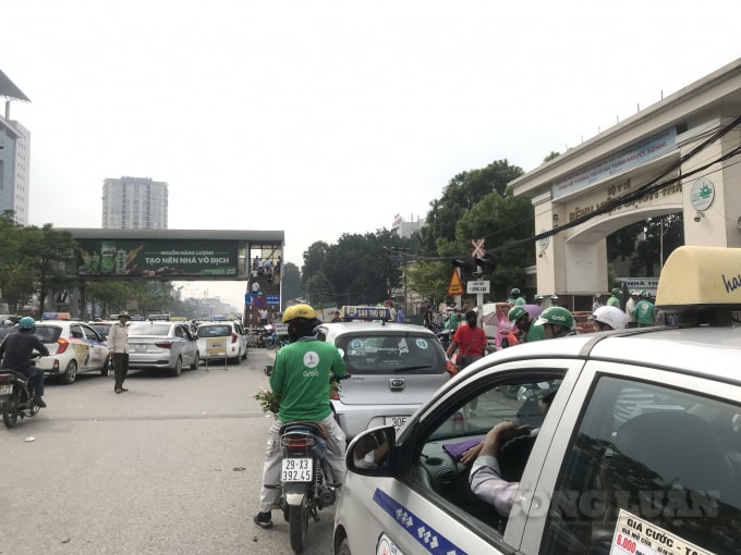 Taxi, xe ôm thản nhiên dừng đỗ tràn lan để đón trả khách trước cổng bệnh viện Bạch Mai