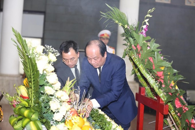 Bộ trưởng - Chủ nhiệm Văn phòng Chính phủ Mai Tiến Dũng thắp hương tiễn đưa Thứ trưởng Lê Hải An. Ảnh: AH