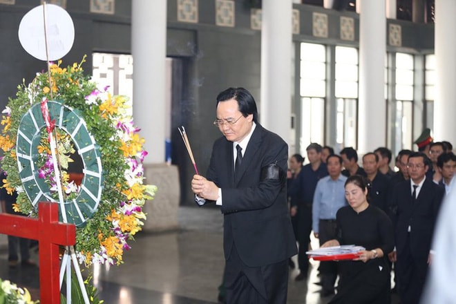 Bộ trưởng Bộ GD&ĐT Phùng Xuân Nhạ thắp hương tiễn đưa Thứ trưởng Lê Hải An. Ảnh: AH
