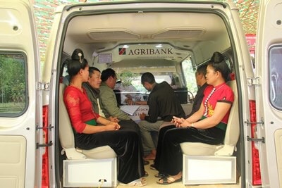 Agribank không ngừng mở rộng mạng lưới chi nhánh, điểm giao dịch tới các khu vực nông thôn, vùng sâu, vùng xa nhằm phát triển sản xuất hàng hóa và góp phần xóa đói giảm nghèo, nâng cao thu nhập và đời sống của dân cư.