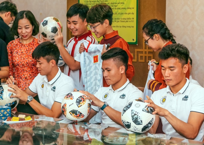 Duy Mạnh, Quang Hải, Bùi Tiến Dũng ký tặng các fan tại trường THCS Nam Trung Yên.
