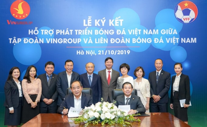 Ông Lê Khánh Hải - Thứ trưởng Bộ Văn hóa – Thể thao & Du lịch, Chủ tịch VFF và ông Nguyễn Việt Quang - Phó Chủ tịch kiêm Tổng Giám đốc Tập đoàn Vingroup ký kết thỏa thuận hợp tác chiến lược nhằm hỗ trợ phát triển bóng đá Việt Nam.