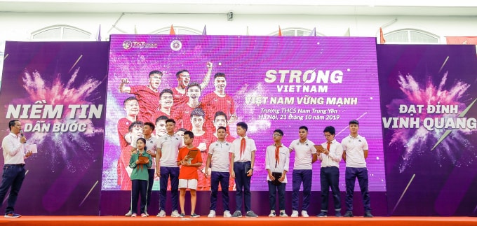 Các em học sinh trường THCS Nam Trung Yên đã có buổi giao lưu nhiều cảm xúc với các cầu thủ CLB bóng đá Hà Nội.