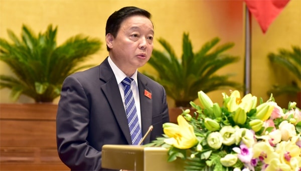 Bộ trưởng Bộ Tài nguyên và Môi trường Trần Hồng Hà trình bày Tờ trình về việc đề nghị Quốc hội cho lùi thời gian thu tiền cấp quyền khai thác khoáng sản và khai thác tài nguyên nước. Ảnh: ĐBND