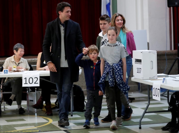 Thủ tướng Canada Justin Trudeau cùng gia đình đi bỏ phiếu. Ảnh: Reuters
