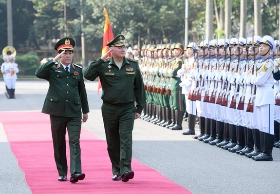 Đại tướng Lương Cường và Thượng tướng Andrey Valeryevich Kartapolov duyệt Đội danh dự QĐND Việt Nam. Ảnh: BQP